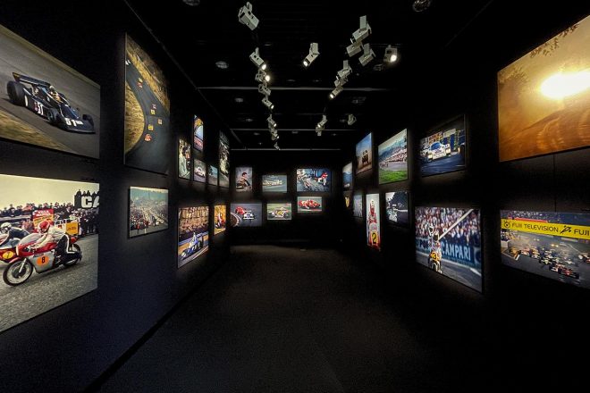 日本レース写真家協会 50周年写真展の会場内の様子