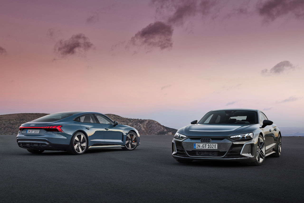アウディe-tron GTクワトロ（左）とRS e-tron GT（右）
