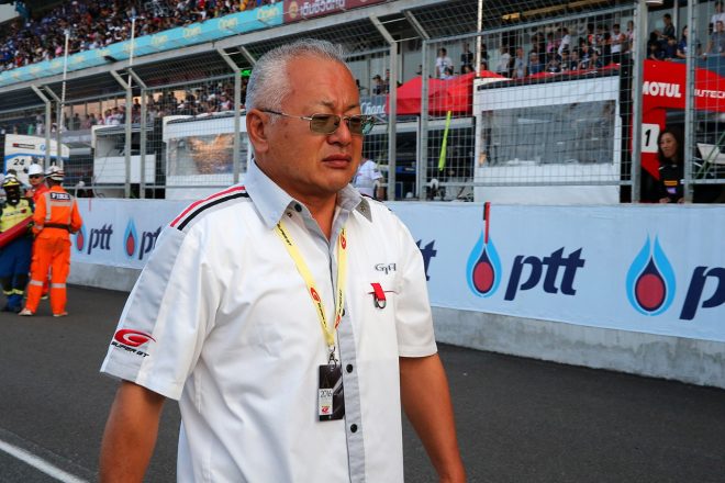 坂東正敬監督を祝福したあと、目をはらして戻る坂東正明代表