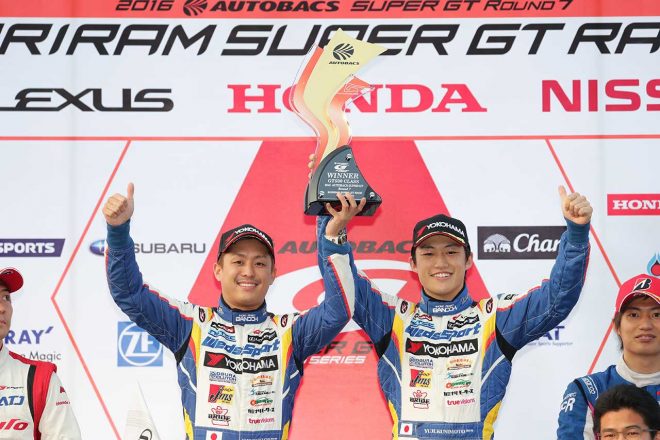 表彰台の頂点に上がったWedsSport ADVAN RC Fの関口雄飛／国本雄資