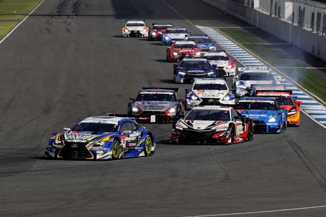 ポールポジションからスタートするWedsSport ADVAN RC F（関口雄飛／国本雄資）ポールポジションからスタートするWedsSport ADVAN RC F（関口雄飛／国本雄資）