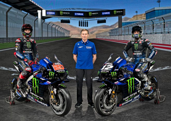2021年型ヤマハYZR-M1に跨るファビオ・クアルタラロとマーベリック・ビニャーレス（モンスターエナジー・ヤマハMotoGP）