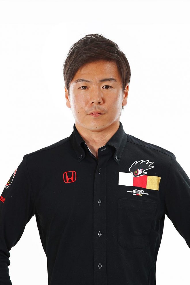 TEAM MUGENのシャツに身を包む大津弘樹