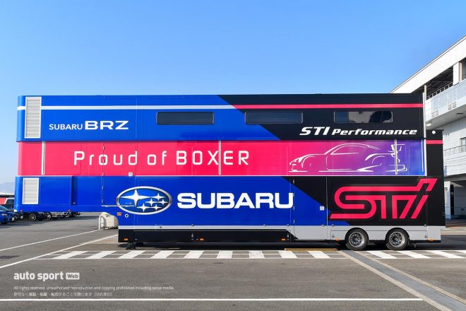 新カラーリングに彩られたトランスポーター。ドライバーの居住性も快適だそう。