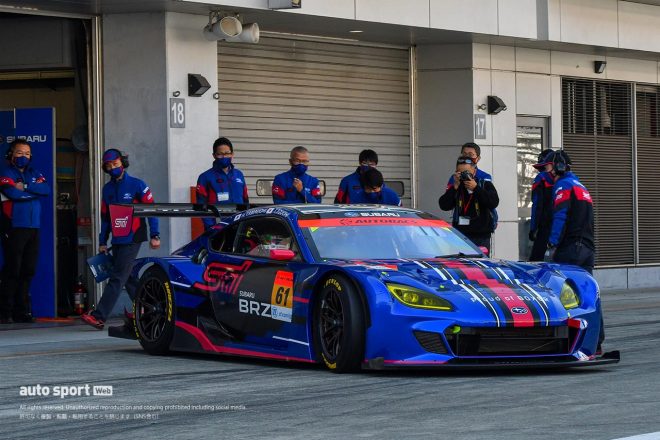 ピットアウトする新型スバルBRZ GT300