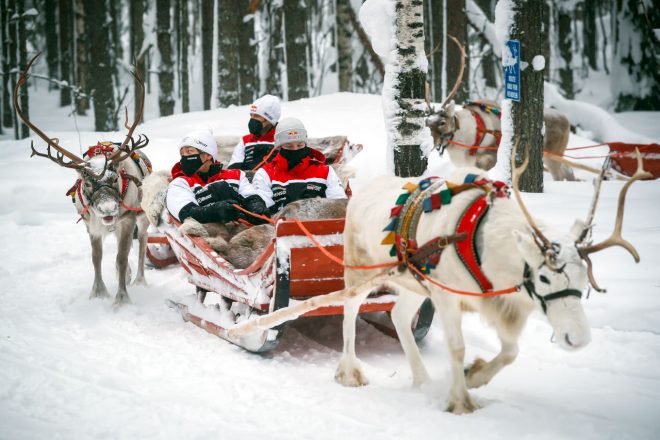 サンタクロースのソリに乗る勝田貴元とカッレ・ロバンペラ