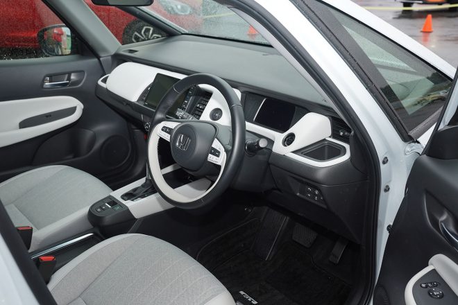 キャビンは直線的に描かれたシンプルなデザイン。インパネなど基本レイアウトは全グレード同じ。主力グレード『HOME』は自宅のソファに座っているかのようなくつろぎの空間が広がる。