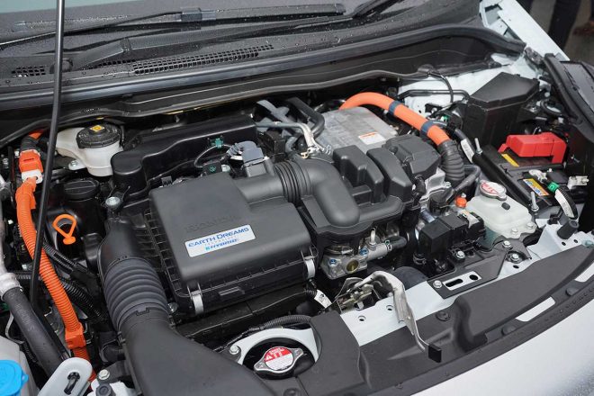 1.3リッターガソリン車も選べるが、主力はふたつのモーターが組み合わされる『e:HEV』搭載のハイブリッド車。高速走行時はエンジン駆動に切り替わるなど、速度域を選ばない万能さ。