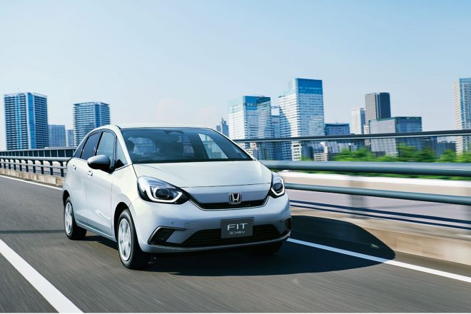 優れた運転支援機能を備えるホンダセンシングは全グレードに標準装備。ライバルに比べてサスチューンは穏やかな味付けで、安心感のあるゆったりとした乗り味を披露する。