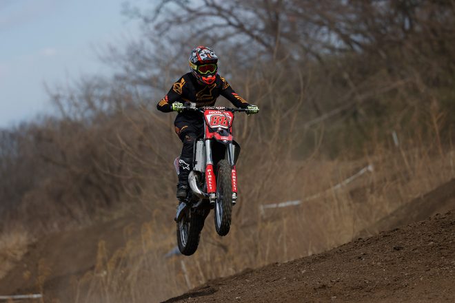 モトクロストレーニングを行う水野涼