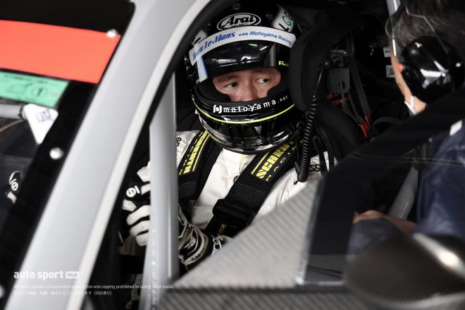 Team LeMans Audi R8 LMSのコクピットに座る本山哲