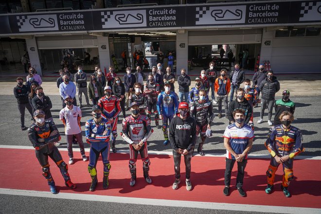 ファウスト・グレシーニ氏を偲ぶ1分間の黙祷を捧げたライダーたち