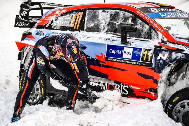 2度目の走行中にスタックしたティエリー・ヌービル（ヒュンダイi20クーペWRC）