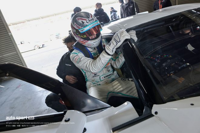 SYNTIUM LMcorsa GR Supra GTに乗り込む吉本大樹