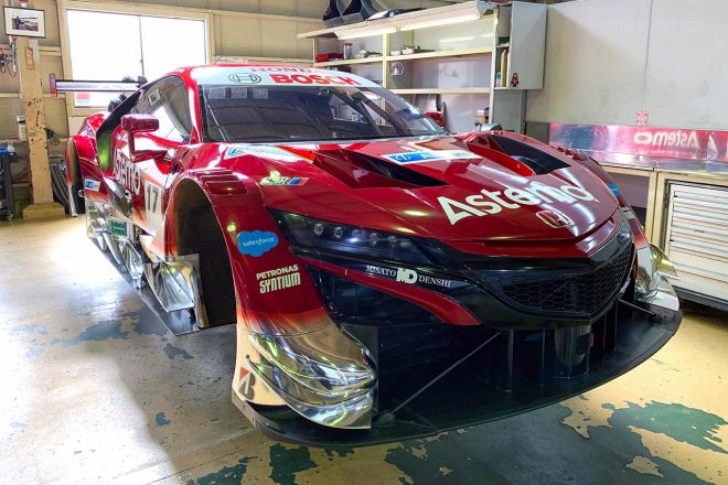 レッドとシルバーのカラーリングに彩られたAstemo NSX-GT