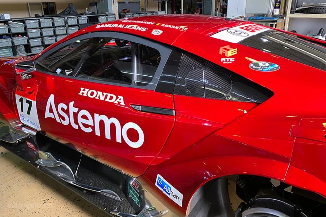 レッドとシルバーのカラーリングに彩られたAstemo NSX-GT