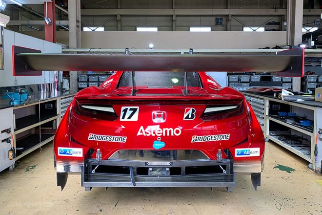 レッドとシルバーのカラーリングに彩られたAstemo NSX-GT