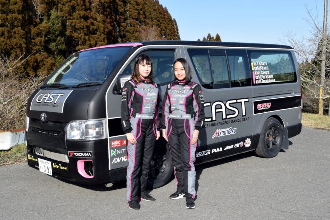 CAST RACINGの板倉麻美（左）と槻島もも（右）