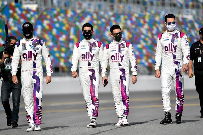 デイトナ24時間レースのスタート前セレモニーに参加する（左から）ジミー・ジョンソン、マイク・ロッケンフェラー、小林可夢偉、シモン・パジェノー