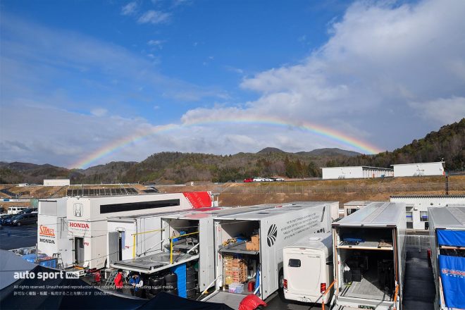 搬入日の岡山国際サーキットには虹も出た。
