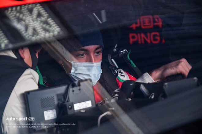 arto RC F GT3のシートに座るジュリアーノ・アレジ