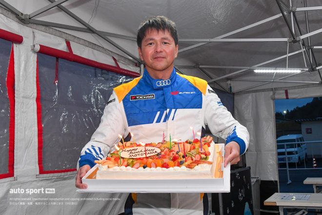 3月4日が誕生日で、50歳となった本山哲の誕生日が祝われた。「いつもこのテストの時期で、こうして新しいチームに祝ってもらって嬉しいですね」と本山。