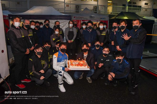 Team LeMans w/MOTOYAMA Racing、Audi Team Hitotsuyamaが集まり、3月4日が誕生日で、50歳となった本山哲の誕生日が祝われた。