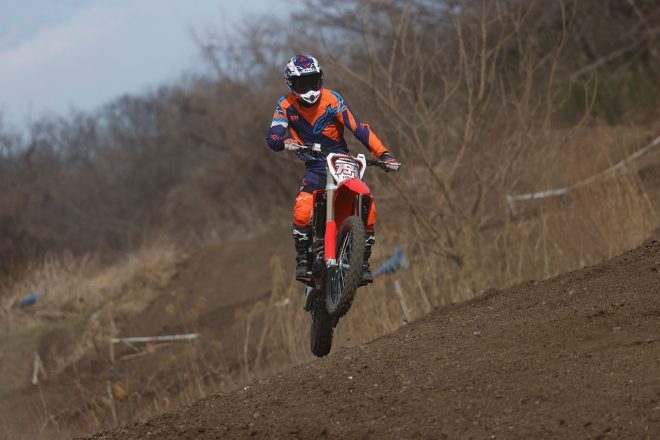 モトクロストレーニングを行う名越哲平