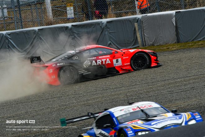 セッション2でコースアウトを喫したARTA NSX-GT
