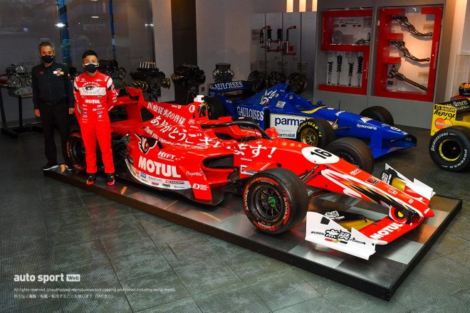 2021年カラーリングをまとったTEAM MUGENの野尻智紀のマシン、野尻、田中監督