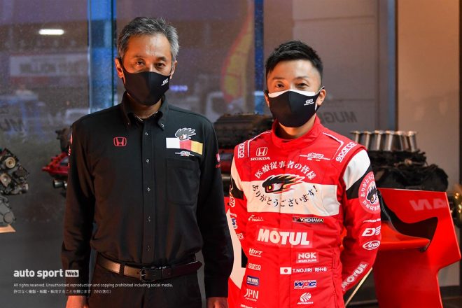 TEAM MUGEN田中洋克監督と野尻智紀。レーシングスーツにも医療従事者への感謝が綴られる。