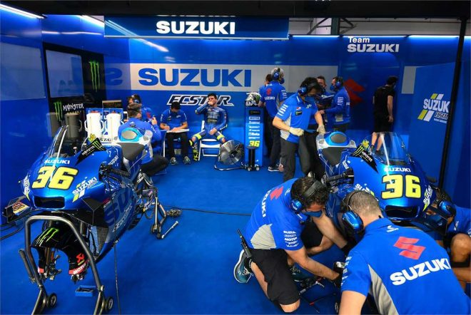 2021年MotoGP公式テスト2日目　ジョアン・ミルのマシンを整備するメカニックたち