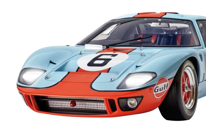 ヘッドライトとテールライトが点灯するライトギミック付き