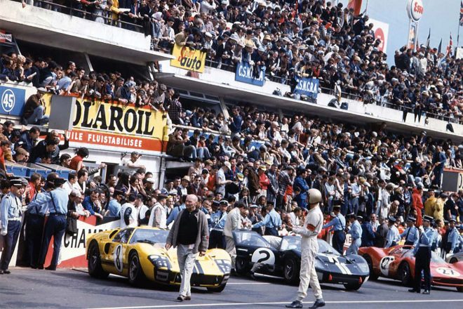 フォードの快進撃が始まった1966年のル・マン24時間レース。ブルース・マクラーレンとクリス・エイモンが駆る2号車がこの年のウイナーに。