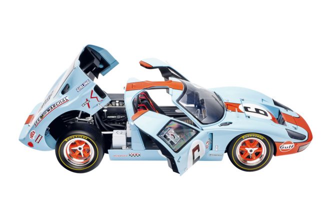 左右のドアとリヤのエンジンフード、ボンネットの開閉が可能