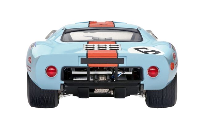 後部の排気システムやギアボックスも実車に忠実に再現された。