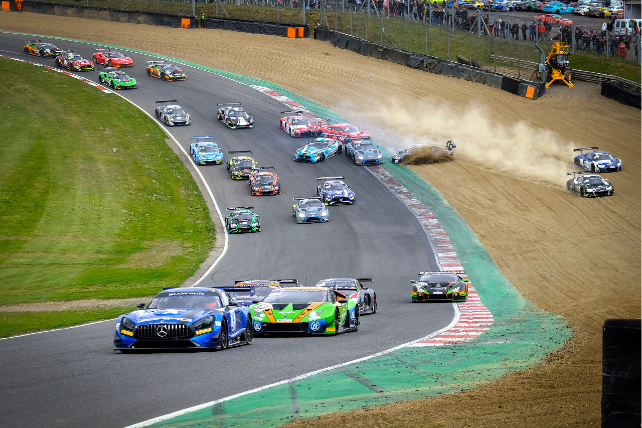2019年GTワールドチャレンジ・ヨーロッパ第2戦ブランズハッチ レース1スタートシーン