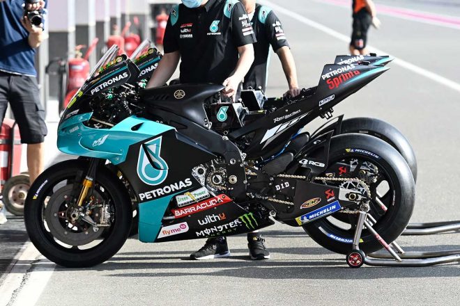 2021年MotoGPカタール公式テスト　バレンティーノ・ロッシの2021年型ヤマハYZR-M1　側面