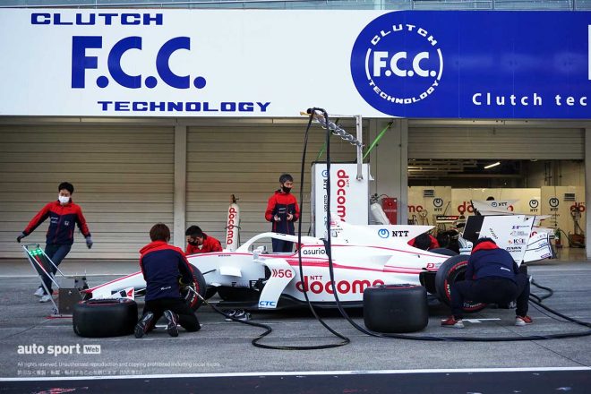 ピット練習中のDOCOMO TEAM DANDELION RACING