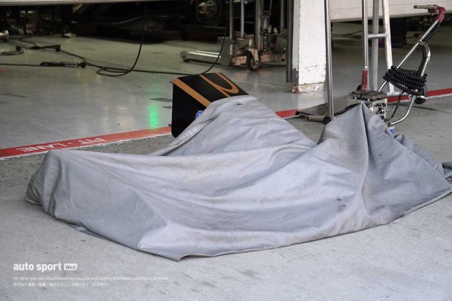 carenex TEAM IMPULのフロントウイングはカバーで覆われていた