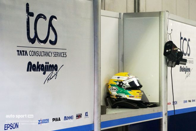 TCS NAKAJIMA RACINGのピットに置かれた山本尚貴のヘルメット