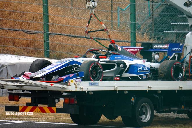 回収される小高一斗（KCMG）の車両