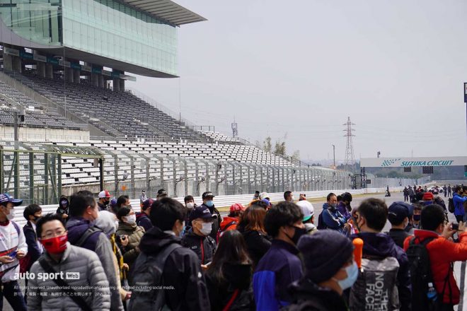 急遽実施となったホームストレートウォーク