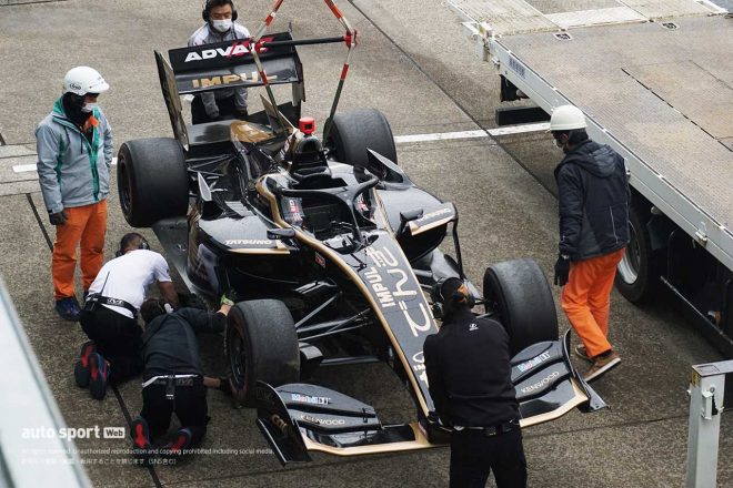 ピットロードまで戻ってきた関口雄飛（TEAM IMPUL）の車両