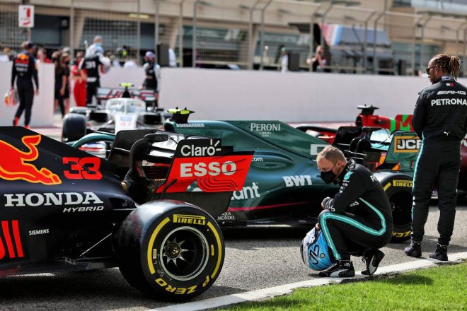2021年F1プレシーズンテスト1日目　レッドブルのマシンをチェックするバルテリ・ボッタス（メルセデス）