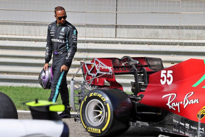 2021年F1プレシーズンテスト1日目　フェラーリのマシンをチェックするルイス・ハミルトン（メルセデス）