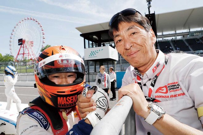 HFDPの監督としてF4時代の角田を支えた阿部正和氏（右）