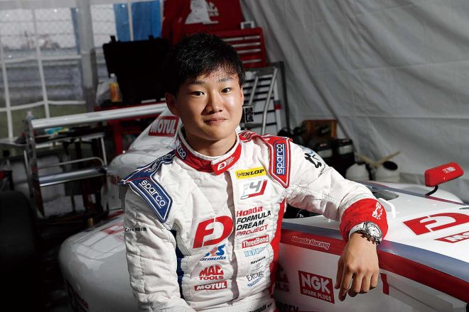 当時18歳の角田裕毅。撮影されるのも慣れていなかったのか、すこし緊張気味