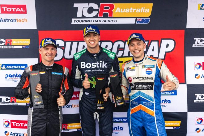 R1では2位に僚友のルーク・キング（右）、3位に開幕勝者リー・ホールズワース（アルファロメオ・ジュリエッタ・ベローチェTCR）が上がっている