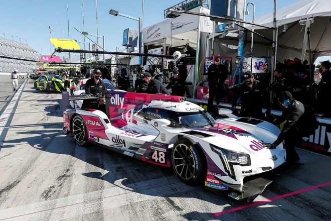 小林可夢偉がジミー・ジョンソン、シモン・パジェノーとともにステアリングを握るアリー・キャデラック・レーシングの48号車キャデラックDPi-V.R